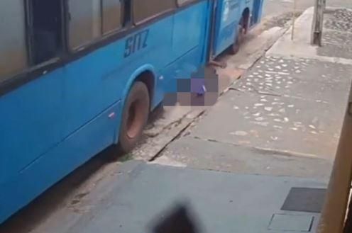 他下公車往後倒…下秒慘遭狠輾亡！驚悚瞬間全曝光