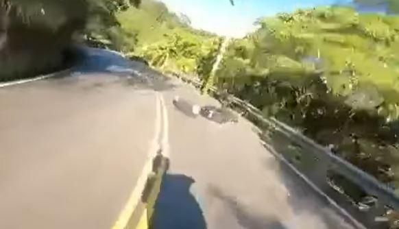 台中136縣道事故！2機車猴急速狂飆　壓車再騎對向…下秒撞電桿噴飛