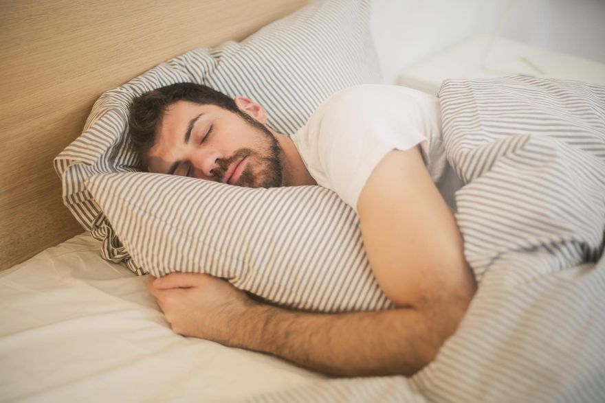 全球近30%人受失眠所苦！AI腦波帽精準分析睡眠障礙原因