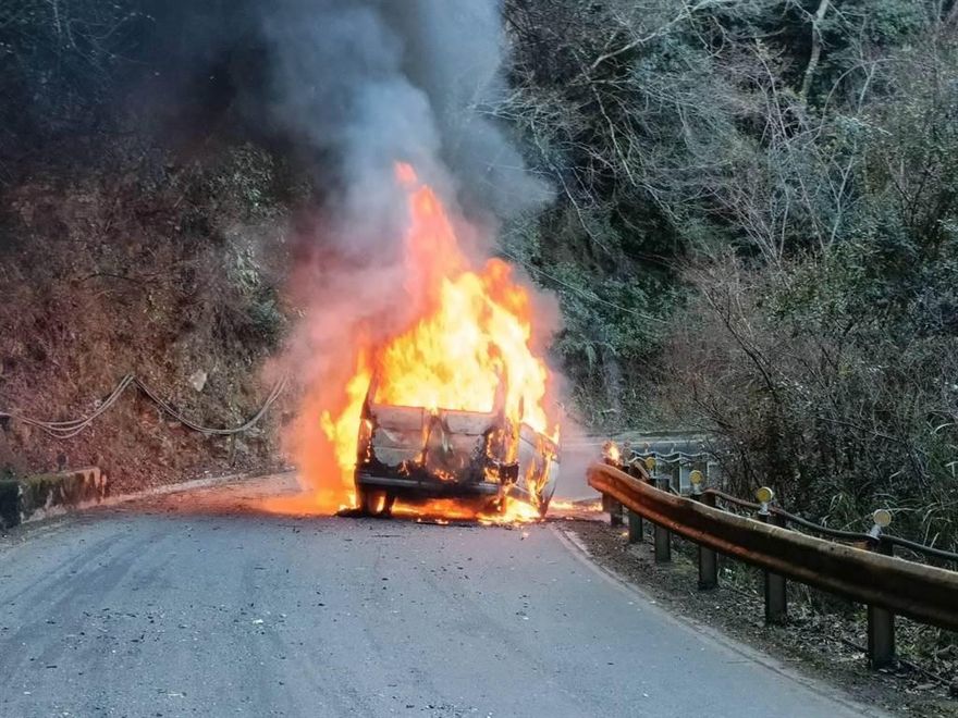 快訊/武陵賞櫻返程途中火燒車！車內8人驚險逃生