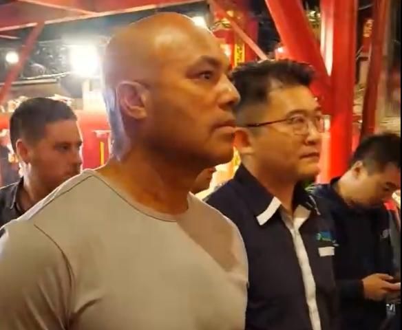 WBC棒球經典賽/野生李維拉現身大甲鎮瀾宮！信徒秒變球迷搶合照