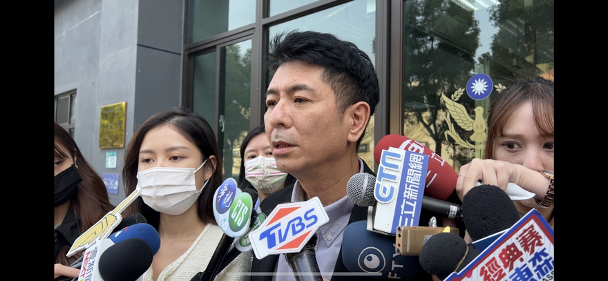 撇單親媽指控！荒山亮顫抖聲明「未違反性自主」　遭攙扶上車離開