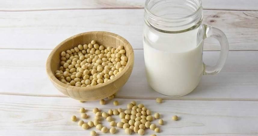 「乳糖不耐症」無法喝牛奶怎麼辦？　營養師親揭「5種常見植物奶」：不加這個更健康