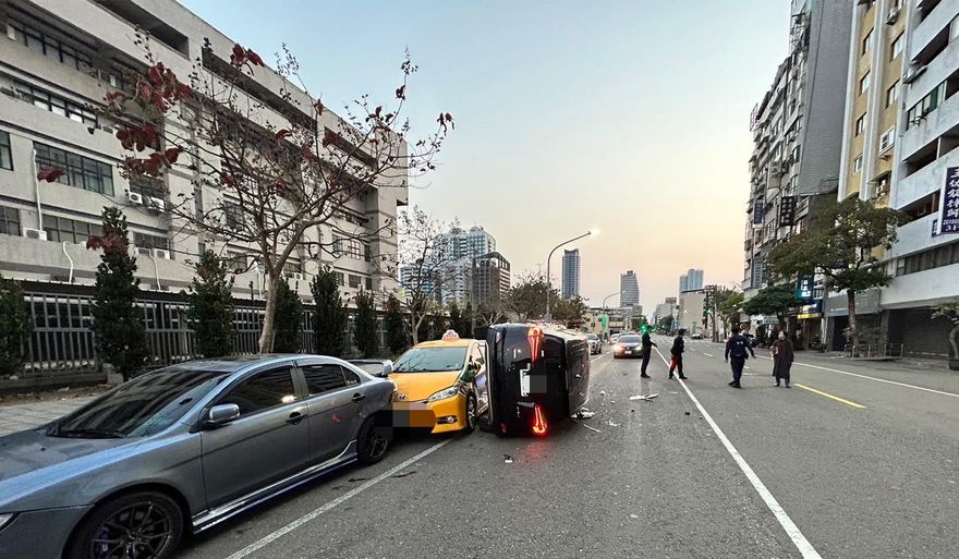 影/撞到車子站起來！高雄酒駕男闖紅燈又逆向　連擦4車！下場曝