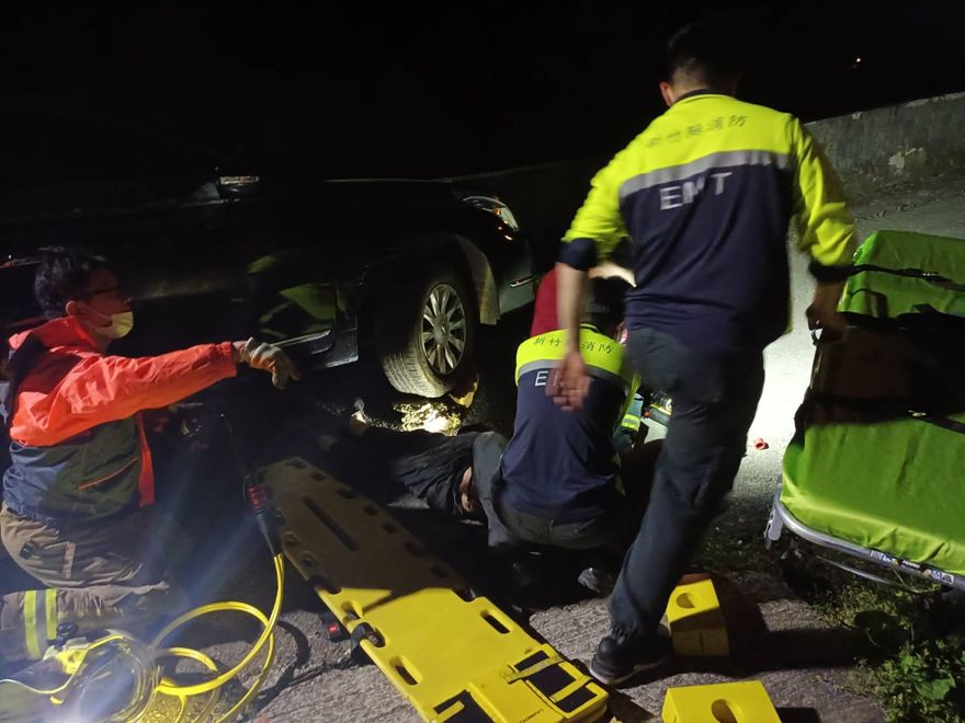 影/新竹32歲男離奇躺路中！慘遭自小客車輾壓命危　警追查肇事責任