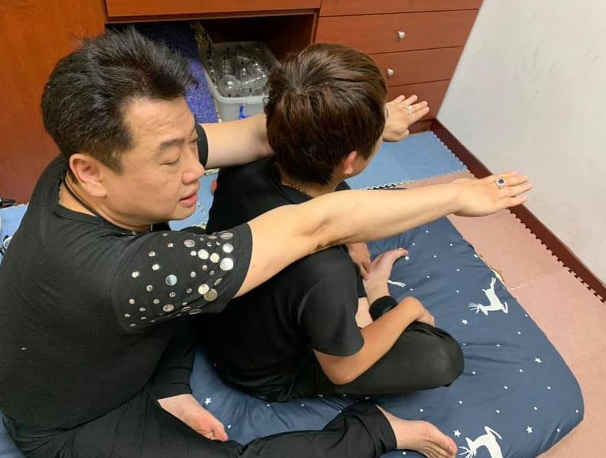 無照「少林洗髓整骨大師」！黃炳勳高價整復、直播宣傳　新北衛生局認證「已違法」