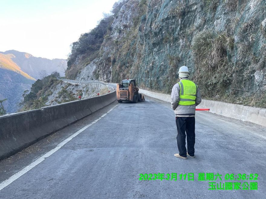 快訊/南橫公路梅山口驚傳落石坍方！中午已搶通恢復交通
