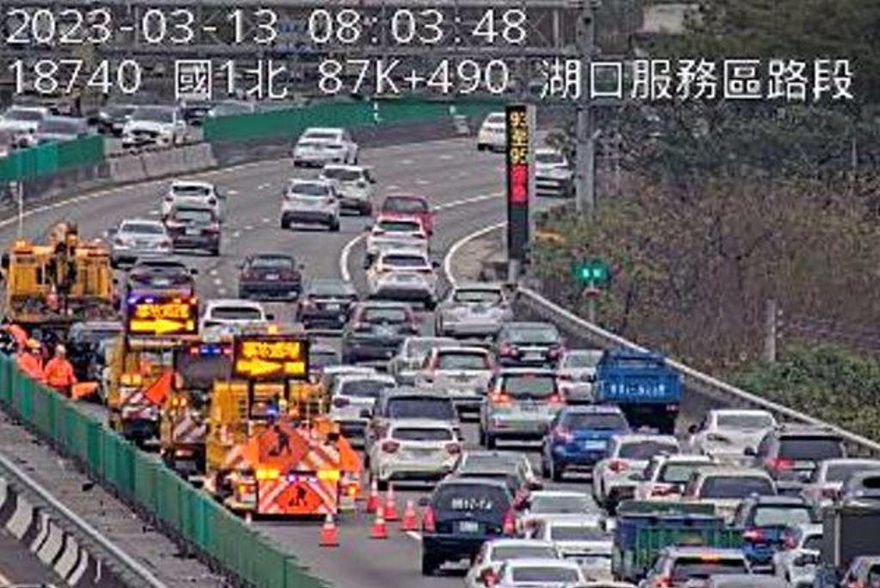 快訊/上班路況注意！國1湖口段連環車禍　4車追撞回堵5公里