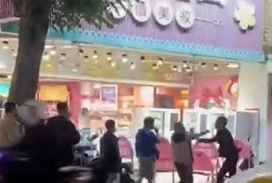 逢甲夜市爆鬥毆！行車糾紛淪全武行　2男肉搏畫面曝