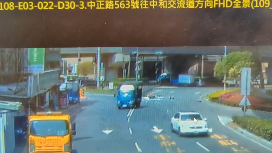 影/缺蛋還這樣！貨車過彎13箱「雞蛋」瞬間洗地　警：未將貨品捆牢要開罰