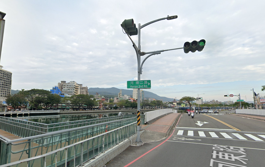 快訊/高雄愛河驚見男子落水　警消趕往救援送醫搶救