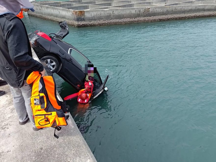 影/金樽漁港車墜海！阿北忘記做這動作　害老婆隨車掉水中