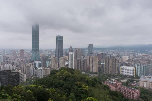 今變天雨也來！氣溫溜滑梯剩16°C　「春雷乍響」濕涼3天到下周