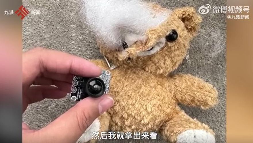 影/頭皮發麻！套圈圈獎品玩具熊冒「詭異紅光」　剪開竟發現內裏藏有監視器