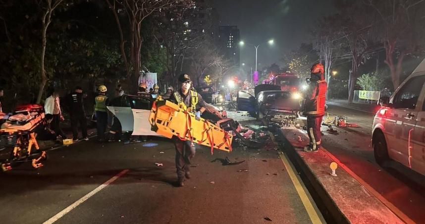 超倒楣！賓士遭對向車失控衝撞　2車頭凹陷全毀　9人受傷送醫