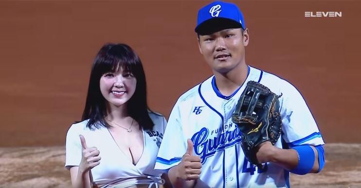 影/「最胸議員」不藏了！穿深V開球　Q彈乳全放送…范國宸接球兄弟狂喊：太扯啦