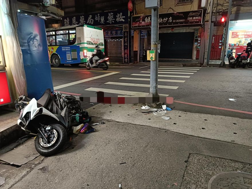 撞擊影像曝光！淡水雙載機車疑違規　女大生遭重機撞飛不治