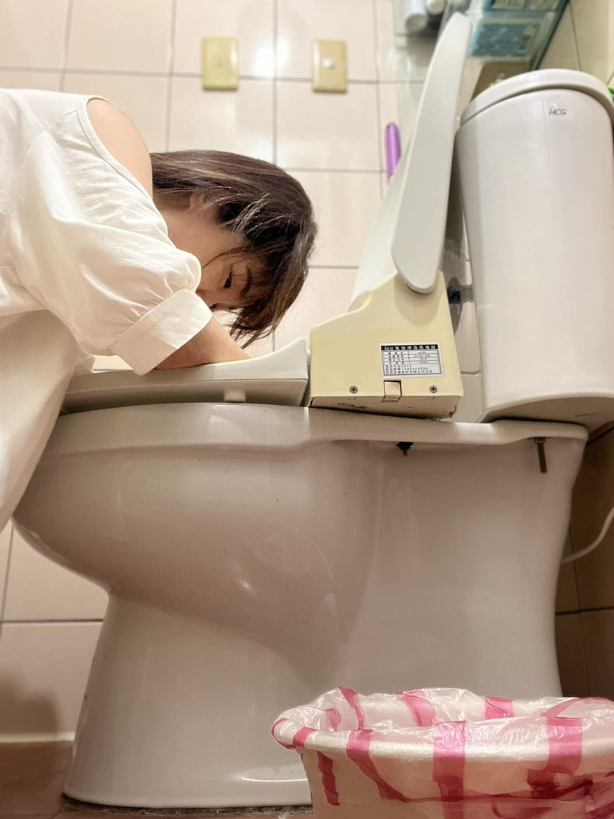 美女主持人「上吐下瀉」急送醫！逾40hr滴水未沾：病毒很兇猛