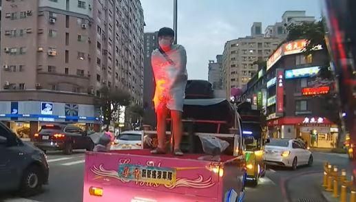 生日惡整嗨過頭？台中大馬路驚見「移動沙威瑪」　離譜遊街畫面全曝光