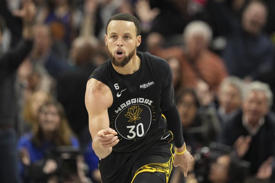 影/柯瑞狂飆39分　勇士20分逆轉鵜鶘！這男人卻說都是他的功勞