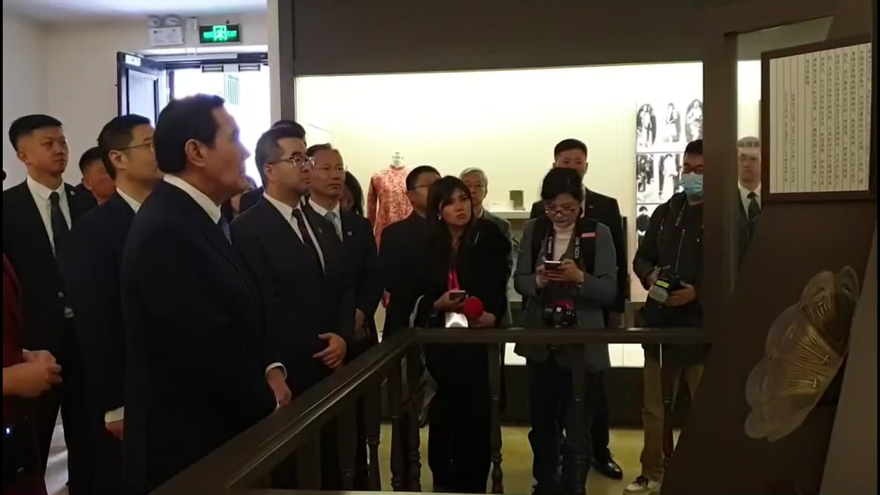 影/馬英九訪陸兩岸破冰　感受孫中山百年前演講　馬英九專注聆聽原音