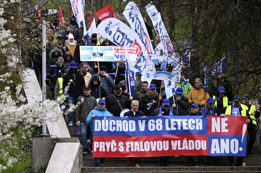 改革政策再延燒！抗議退休年齡延至68歲　捷克逾千人上街示威