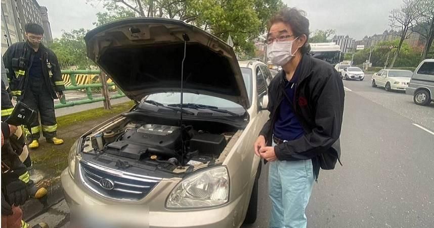 水箱破裂、車頭狂冒白煙！男下匝道慌張棄車逃生