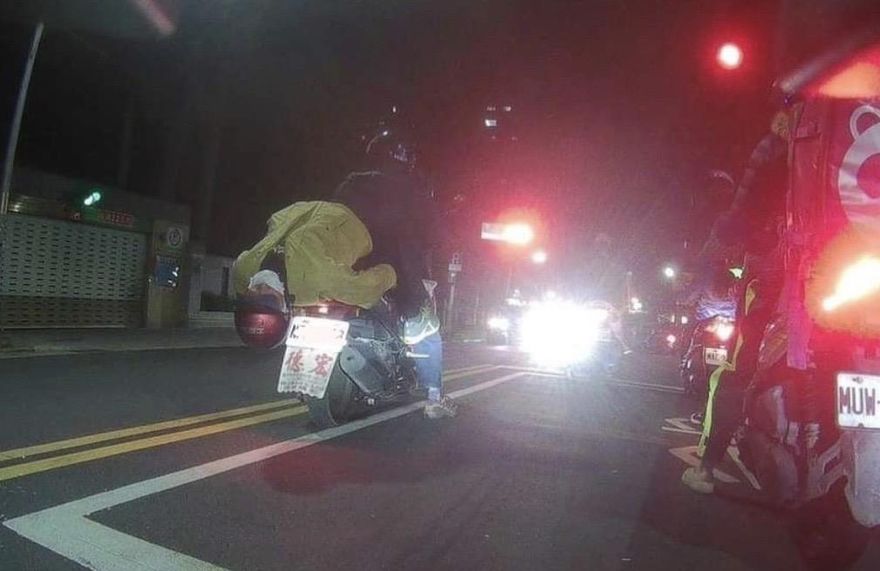影/道路版大法師深夜嚇壞路人　警：已違規最高可罰600元