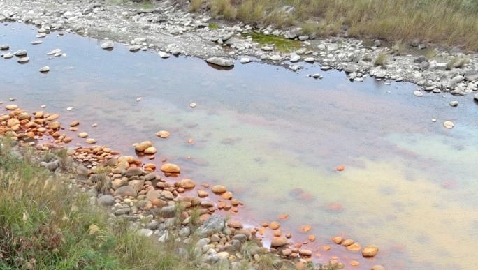 亂倒強酸廢液汙染河川！跨4縣市狂撈8千萬　3人遭收押