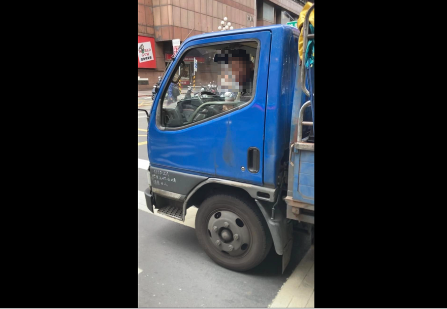 影/母女3人過馬路　貨車司機無視「直直衝」遭制止反飆髒話　公司慘遭一星負評灌爆！