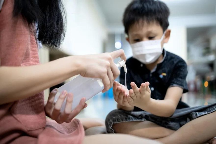 2歲女童誤食未煮熟蝦子！感染沙門氏菌「狂吐還拉血便」　醫示警：個案變多了