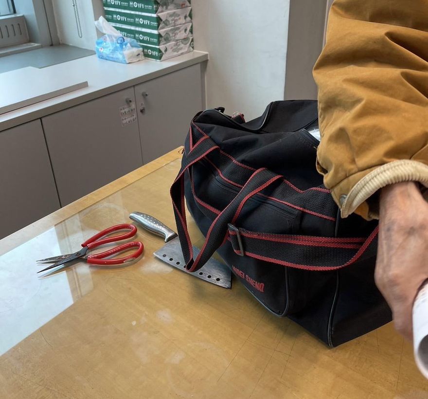 影/菜刀、剪刀通通上！83歲翁衝工務局　稱違建非故意要「以死明志」