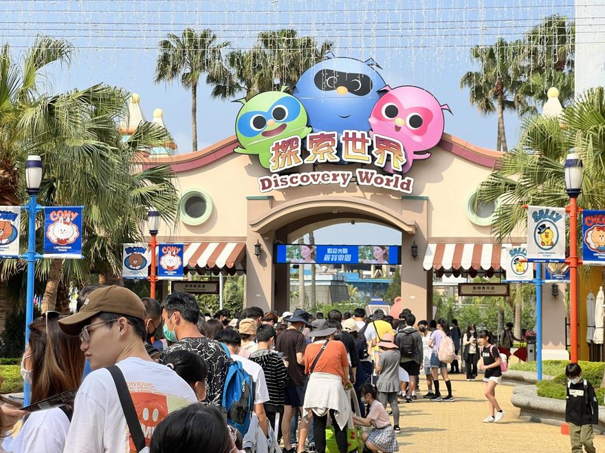 連假第3天！麗寶樂園入場人龍排逾300公尺　「排到你會哭」
