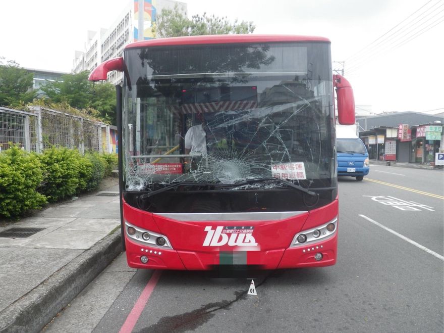 快訊/斜坡停車忘拉手煞車！客運司機慘被自己的車夾死