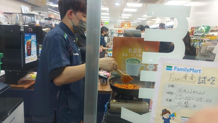 超商店員「還要會炒年糕」！網笑翻：以後要送小孩去打工