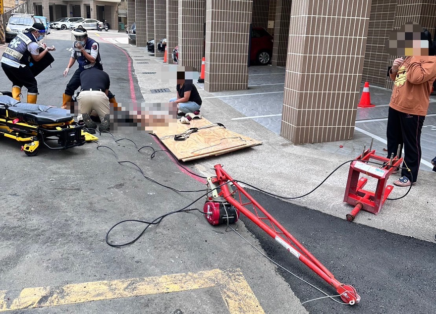 快訊／高雄小港工安意外釀1死！　工人高處隨吊車墜落送醫不治