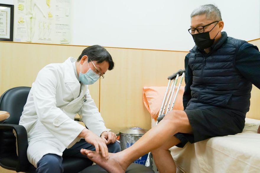 七旬翁患「另類扁平足」！台北慈濟用「關節融合術」緩痛治變形