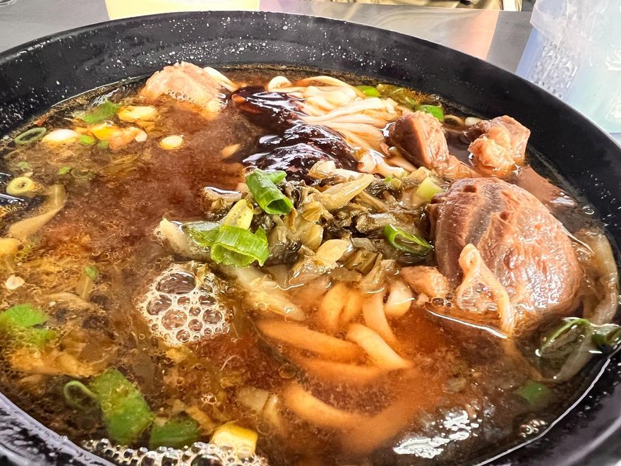 影/驚見在地美食！人氣牛肉麵店「地上肉撿回去滷」　老闆強調：肉會洗完再煮