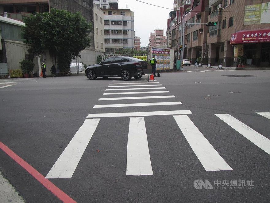 行人地獄又一樁！台中轎車搶快釀禍　婦人走斑馬線被撞斷手