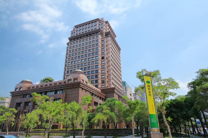 新台幣暴力升值衝擊！國泰金控公布4月營收　仍賺12.9億元