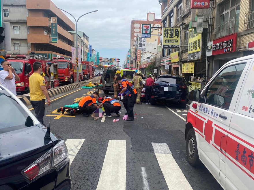 影/台南孕婦駕車左轉撞斑馬線行人！母女捲車底…3歲女兒傷重不治