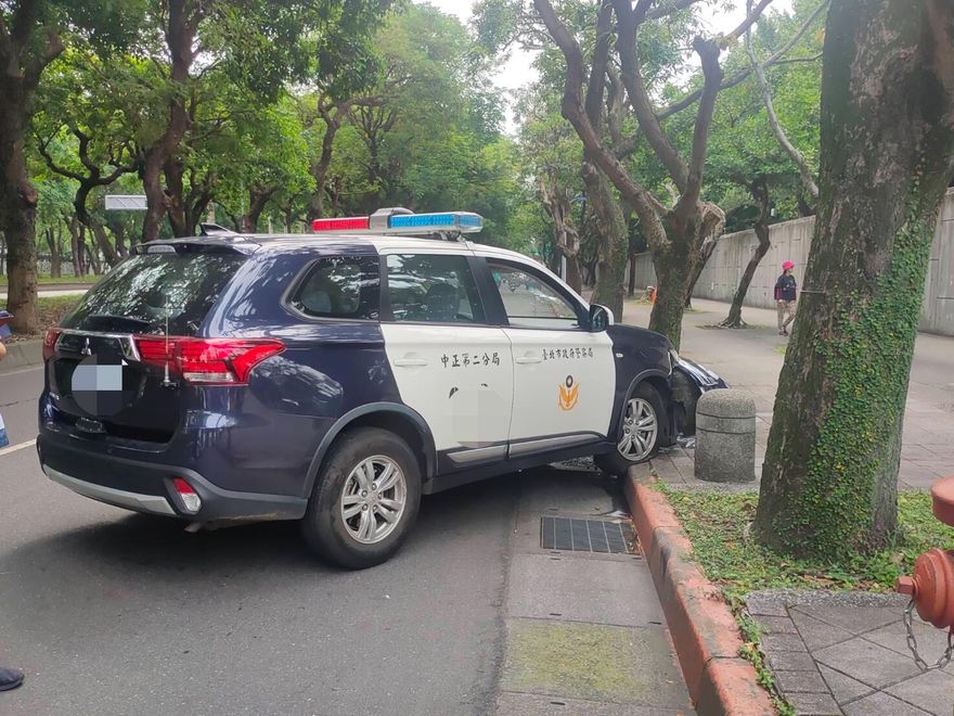 快訊/為抓穩車內物品因而失控　警車衝上總統官邸旁人行道　1警送醫