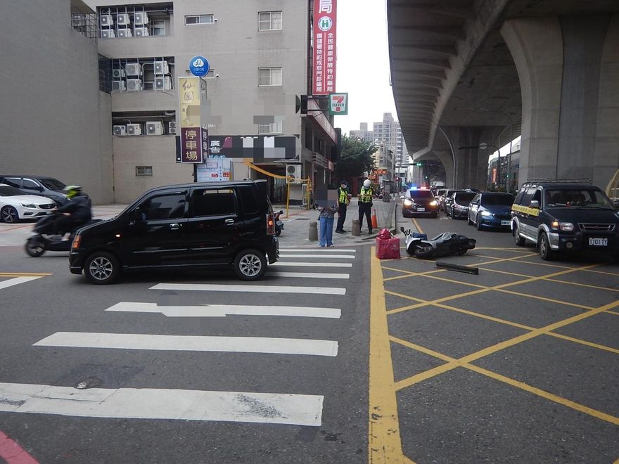 影/先嗆先贏？她開車內線道直接右轉　害熊貓撞上倒地竟下車罵：「沒看到我打方向燈？」