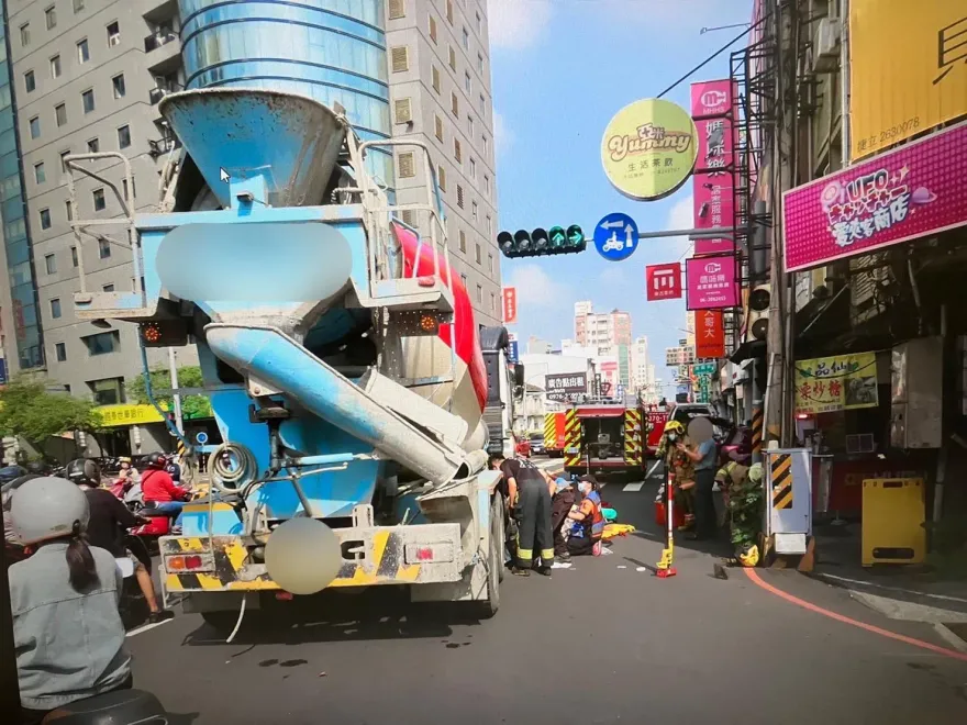 影/機車、水泥預拌車相撞！台南恐怖車禍　女騎士慘捲車底受困