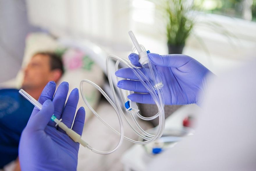 婦拔鼻胃管「卡卡」　一照X光醫傻眼：在肚子裡打結了