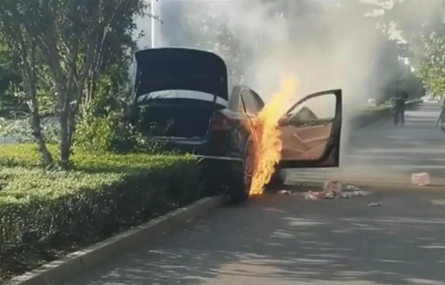 影/關鍵一分鐘！人才剛拖出…車輛即遭「火舌吞噬」　駕駛自撞分隔島昏迷獲路人相救