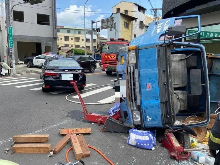 影/台中直直撞！貨車未拉手煞車滑動　司機衝駕駛座反加速翻覆