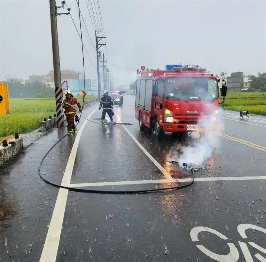 轟一聲桃園「雷擊電線斷裂」！路面起火嚇壞路過民眾　近3千戶停電