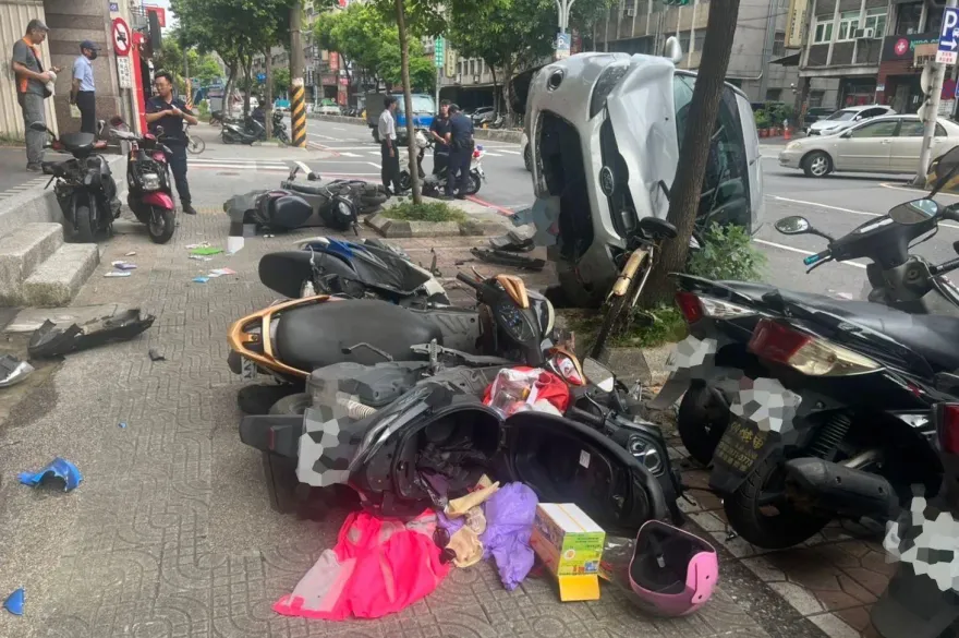 影/三峽7旬翁騎車直接左轉！轎車煞車不及撞上　慘翻人行道7機車遭波及「全倒」