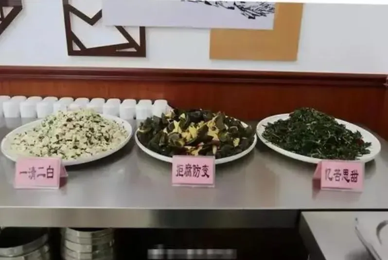 影/青菜炒豆腐叫「一清二白」！黨校餐廳推「清廉餐」　挨批形式主義…副校長慘被停職